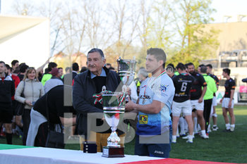 2019-03-30 - il capitano Jacopo Pivetta riceve la Coppa da Dondi - VALORUGBY -VALSUGANA 32-10 - ITALIAN CUP - RUGBY